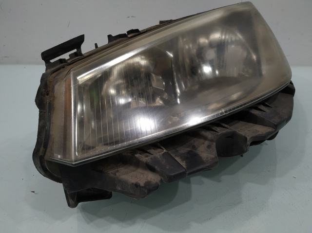 RENAULT 8200476428 Faro izquierdo  en stock Terrassa