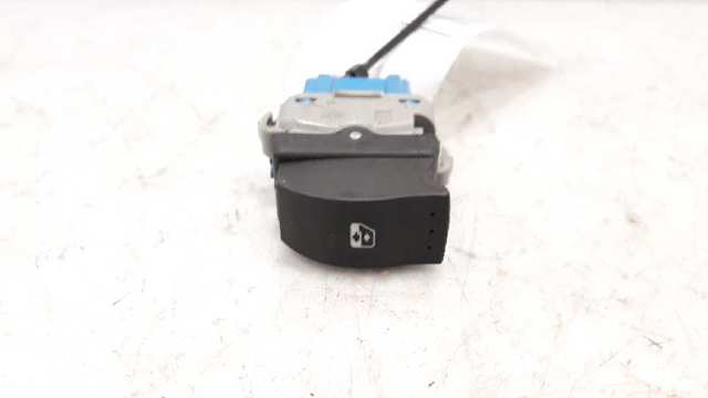 8200476809 Botón de encendido del motor del elevalunas delantero derecho  disponible Málaga