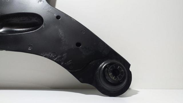 Brazo inferior izquierdo de la suspensión delantera 8200565072 RENAULT