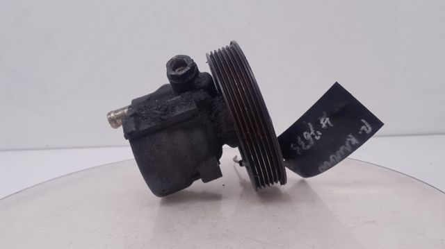 RENAULT 8200575303 Bomba de dirección  en stock Salamanca