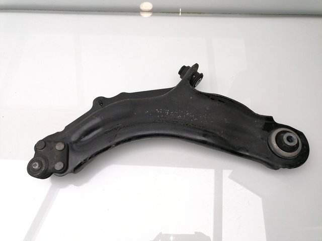 Brazo inferior derecho de la suspensión delantera 8200586567 RENAULT
