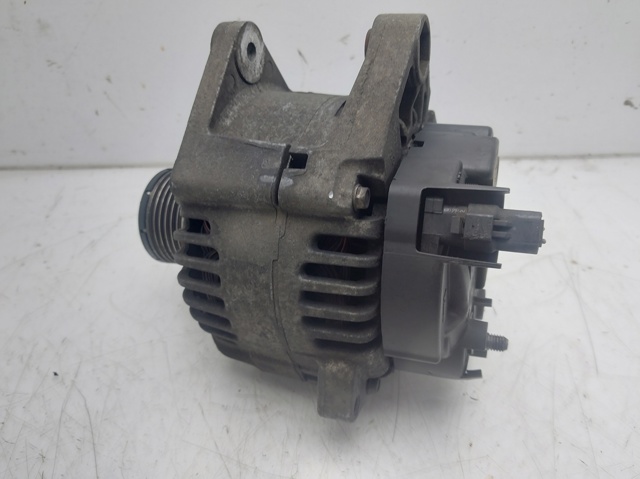 8200667608 Alternador  disponible Utrera