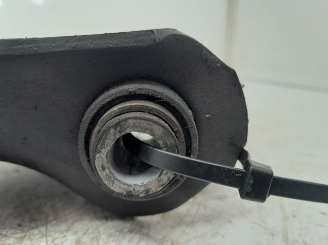 8200679067 Brazo inferior derecho de la suspensión delantera comprar Almería