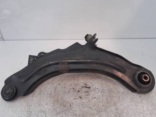 RENAULT 8200679067 Brazo inferior derecho de la suspensión delantera  en stock Terrassa
