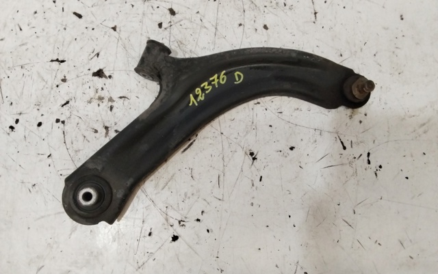 RENAULT 8200744092 Brazo inferior derecho de la suspensión delantera  en stock Valencia