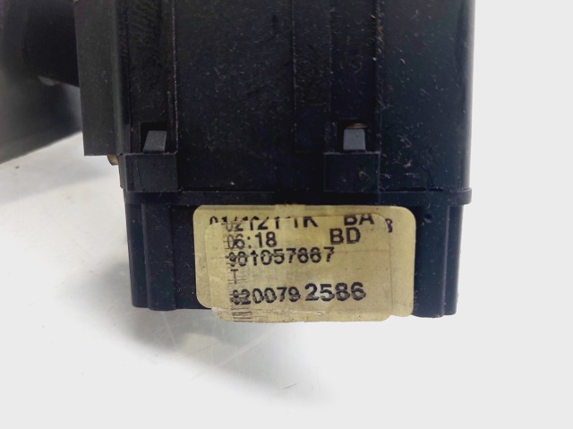 8200792586 Conmutador izquierdo de la columna de dirección  disponible Málaga