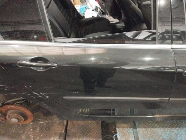 RENAULT 821000022R Puerta trasera derecha  disponible Valladolid