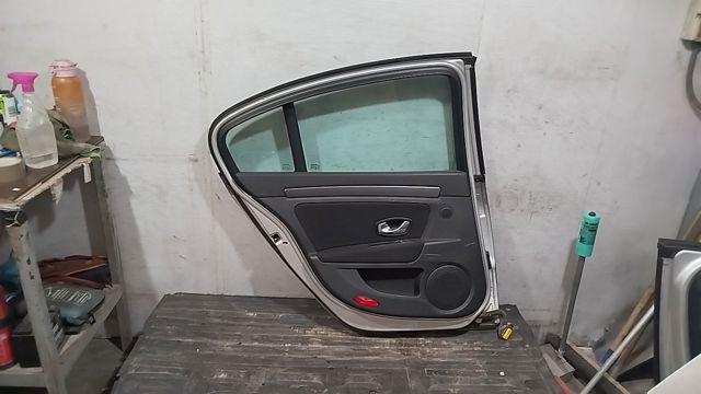 821010023R RENAULT Puerta trasera izquierda  comprar en Lleida