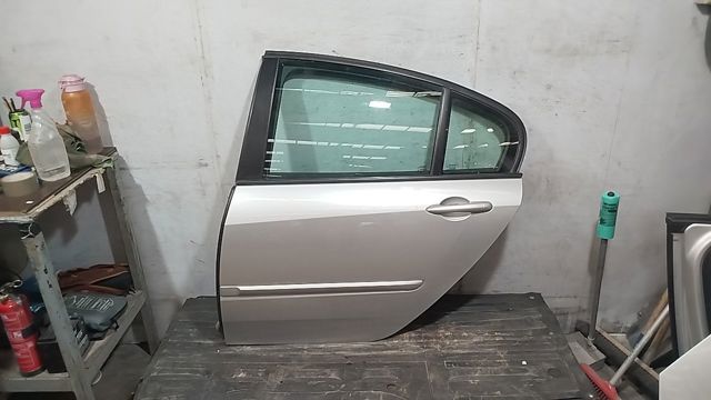 821010023R Puerta trasera izquierda  en stock Granada
