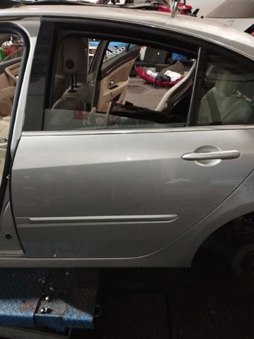 RENAULT 821010023R Puerta trasera izquierda  disponible Lugo