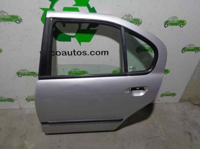 Puerta trasera izquierda 821012J036 Nissan