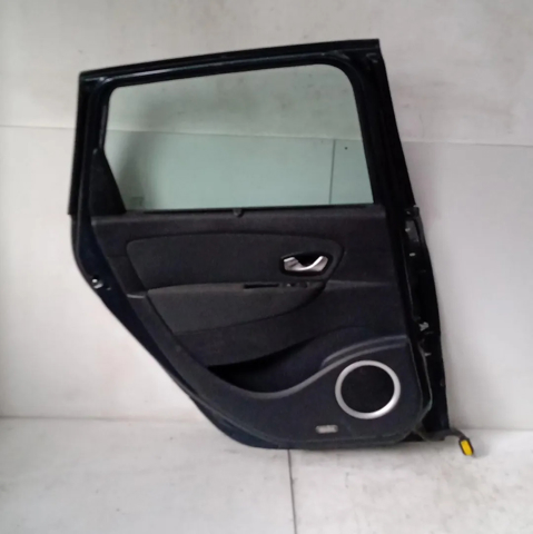 RENAULT 821017991R Puerta trasera izquierda  comprar en Ponferrada