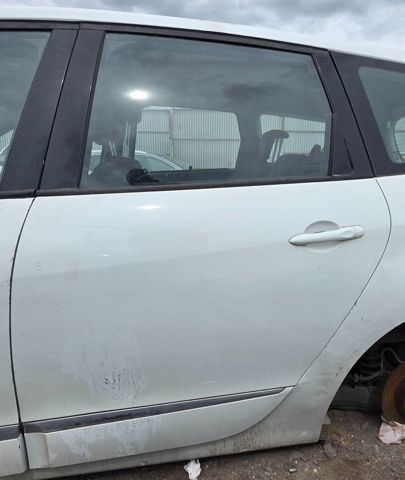 RENAULT 821017991R Puerta trasera izquierda  en stock Valencia