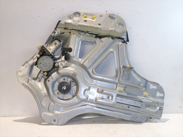 824604D000 Motor del elevalunas de la puerta delantera derecha  en stock Castellón