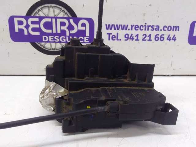 825000003R RENAULT Cerradura de la puerta trasera derecha  en stock Córdoba