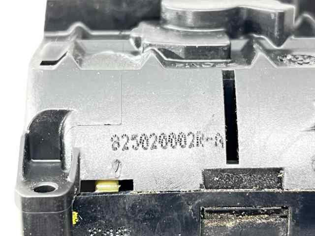 RENAULT 825020002R Cerradura de la puerta trasera derecha  disponible Valladolid