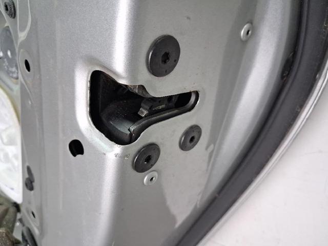 825020033R RENAULT Cerradura de la puerta trasera derecha comprar Alcalá