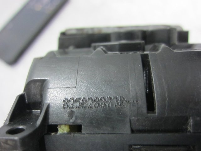 RENAULT 825028873R Cerradura de la puerta trasera derecha  en stock Terrassa