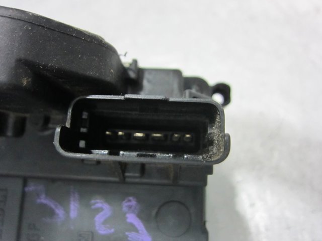 825028873R RENAULT Cerradura de la puerta trasera derecha  disponible Vigo