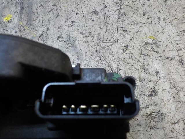825028873R RENAULT Cerradura de la puerta trasera derecha  disponible Ourense