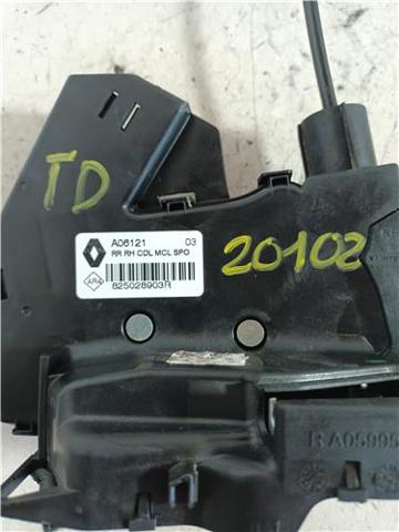RENAULT 825028903R Cerradura de la puerta trasera derecha  en stock Terrassa