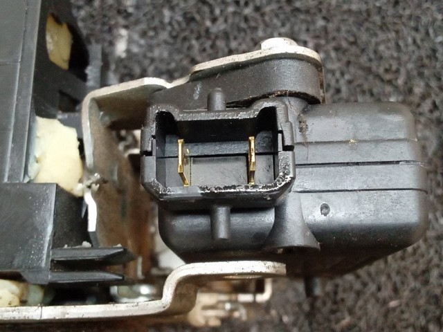 825029556R Cerradura de la puerta trasera derecha comprar Girona
