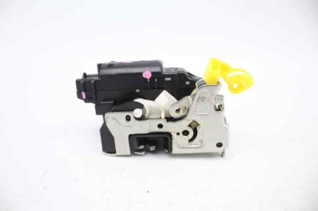 RENAULT 825029556R Cerradura de la puerta trasera derecha  en stock Terrassa
