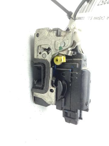 825032860R Cerradura de puerta trasera izquierda  en stock Castellón