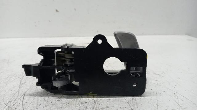 82613CM000 Manija interior de puerta delantera izquierda comprar Sevilla