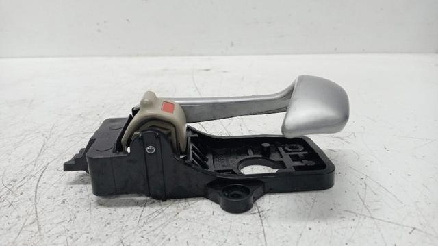 82613CM000 Manija interior de puerta delantera izquierda  comprar en Zaragoza