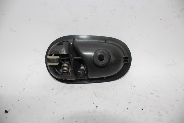 826721919R Manija interior de puerta delantera derecha  disponible Burgos