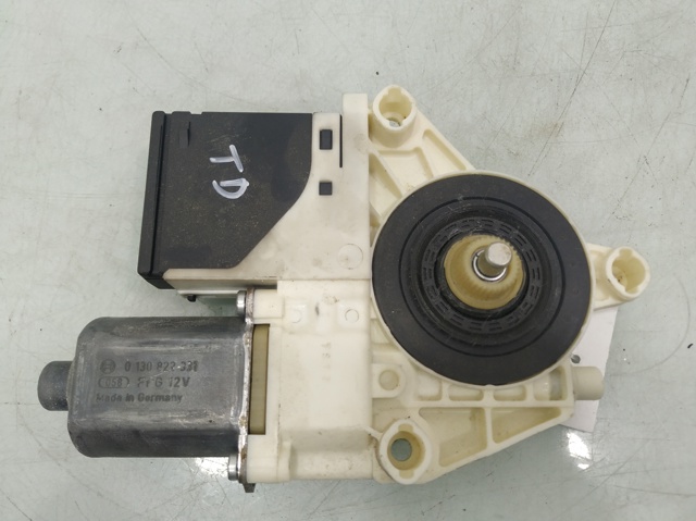 RENAULT 827300003R Motor del elevalunas de la puerta trasera derecha comprar Barcelona