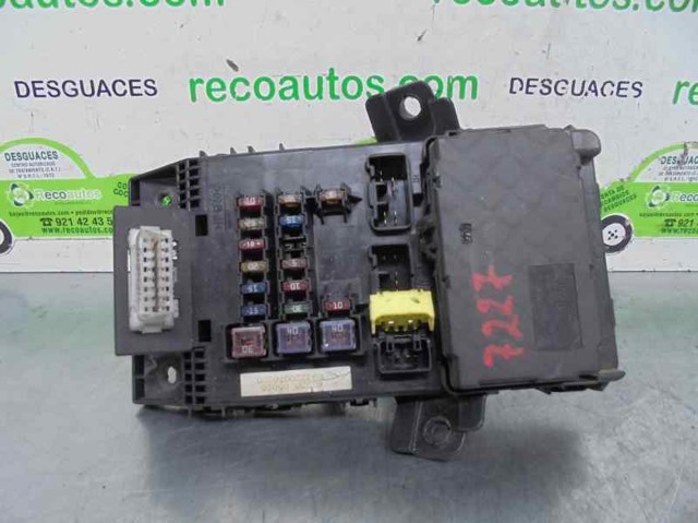 Caja de fusibles 8273005020 Toyota