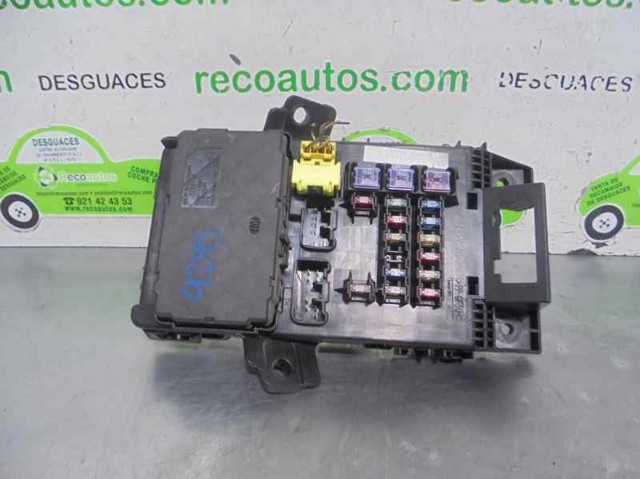 Caja de fusibles 8273005020 Toyota