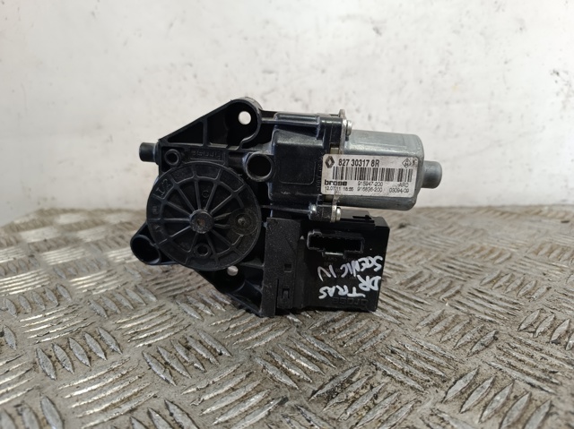 827303178R RENAULT Motor del elevalunas de la puerta trasera derecha  en stock Gandía