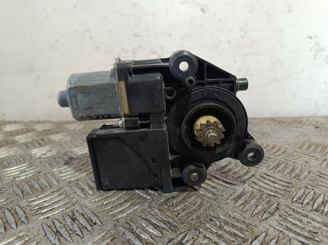 827303178R Motor del elevalunas de la puerta trasera derecha  disponible Utrera