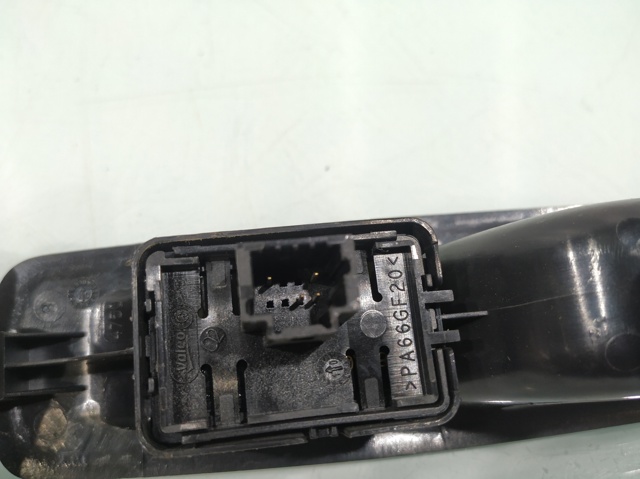 RENAULT 829500004R Botón de encendido del motor del elevalunas trasero derecho  en stock Terrassa