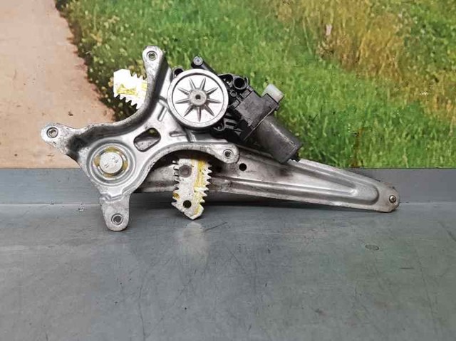 8356061M00 SUZUKI Motor del elevalunas de la puerta delantera derecha comprar Bilbao