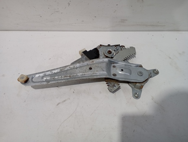 8356061M00 SUZUKI Motor del elevalunas de la puerta delantera derecha  disponible Ourense