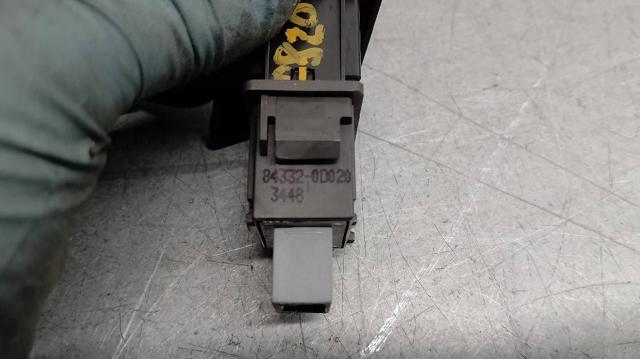843320D020 TOYOTA Boton de luz de emergencía  en stock Gandía