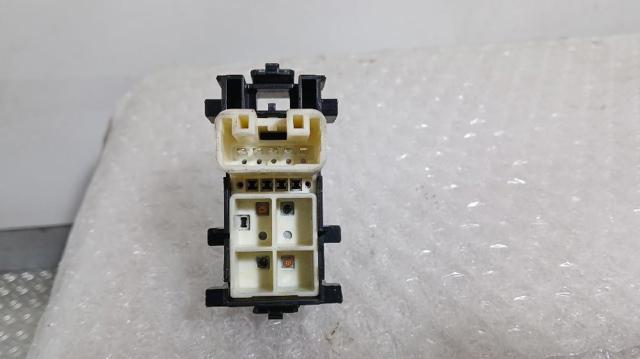 848100D030 Botón de encendido del motor del elevalunas delantero derecho  disponible Málaga