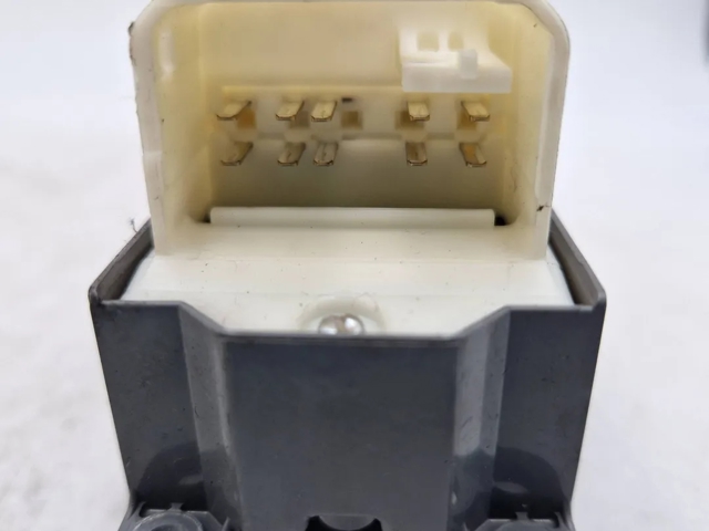 848200D100 Interruptor de elevalunas delantera izquierda  en stock Granada