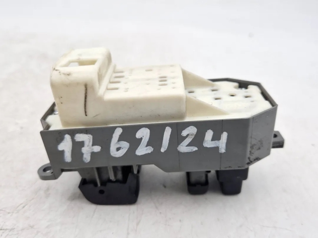 848200D100 Interruptor de elevalunas delantera izquierda  en stock Sabadell