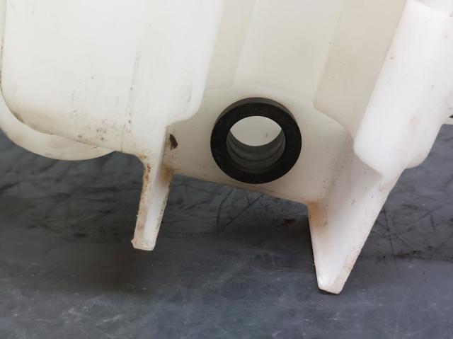 Depósito del agua de lavado, lavado de parabrisas Toyota Hilux KUN25