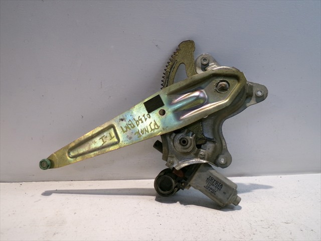 TOYOTA 8571042070 Motor del elevalunas de la puerta trasera izquierda  en stock Terrassa