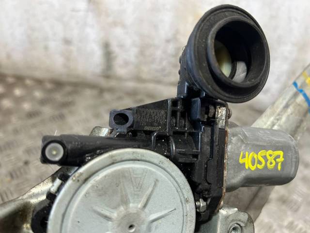 8571058010 Motor del elevalunas de la puerta delantera derecha  en stock Sabadell