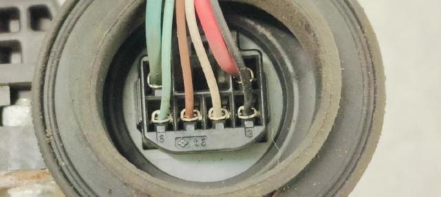 8571058010 Motor del elevalunas de la puerta delantera derecha  disponible Utrera