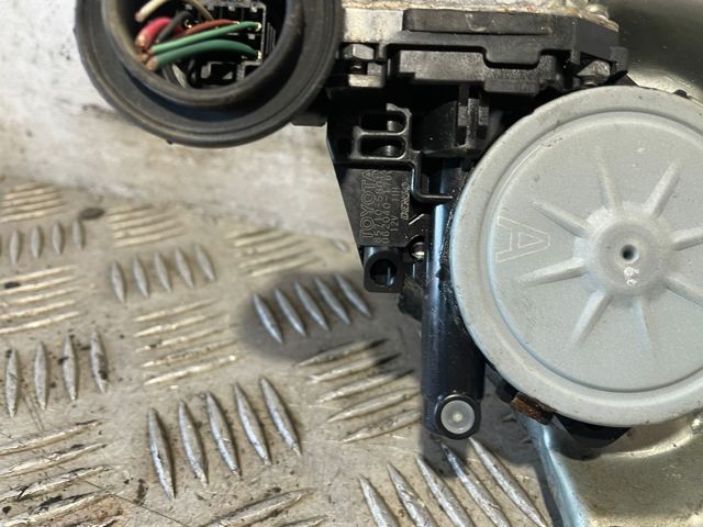 8571058010 Motor del elevalunas de la puerta delantera derecha  comprar en Reus