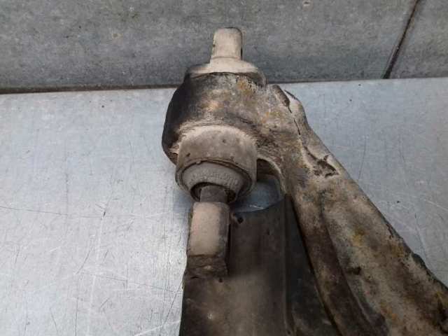 Brazo inferior izquierdo de la suspensión delantera 8628499 VOLVO