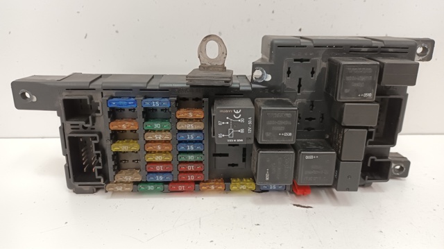 VOLVO 8678449 Caja de fusibles  en stock Terrassa